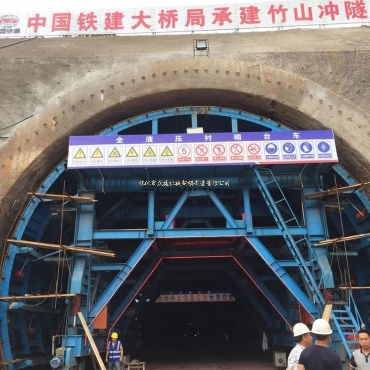 江西张吉怀铁路隧道衬砌台车施工现场