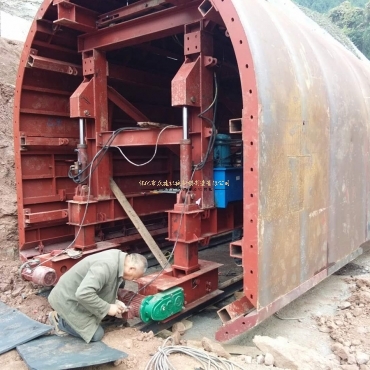 江西引水洞台车施工现场